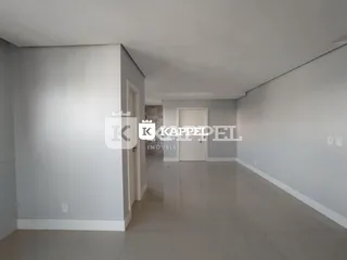 Hall de entrada com paredes brancas e piso claro.