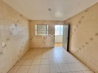 Corredor interno com piso e paredes revestidos de cerâmica.