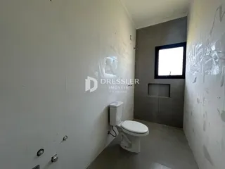 Hall de entrada com vaso sanitário em um imóvel no Brasil.