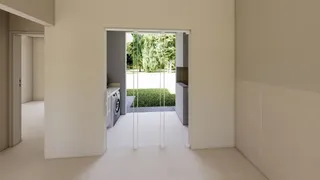 Ambiente interno com vista para um jardim externo.