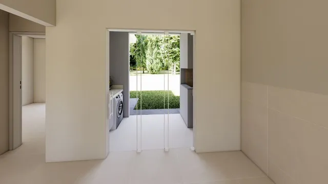 Ambiente interno com vista para um jardim externo.