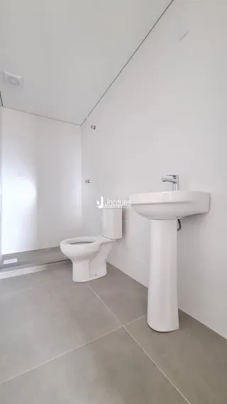 Foto de um banheiro moderno com vaso sanitário e pia.