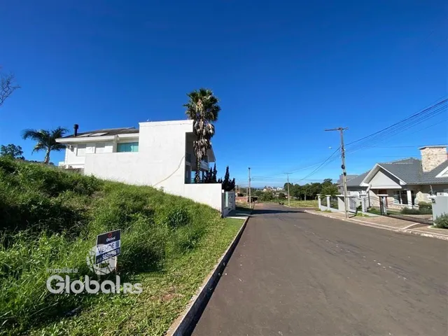 Fachada de uma residência em Lajeado, Brasil, com terreno gramado ao redor.