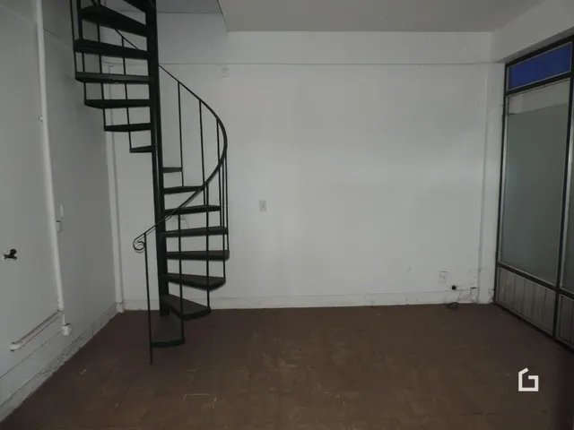Hall com escadaria em uma residência.