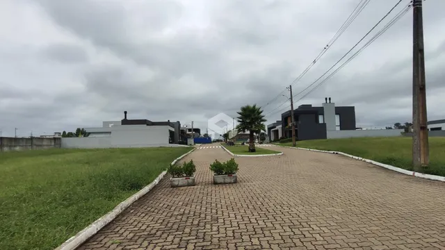 Vista da fachada de uma residência em Lajeado, Brasil, com jardim e acesso pavimentado.