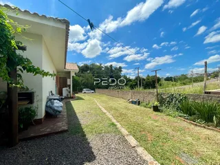 Vista da fachada de uma casa com jardim e gramado.