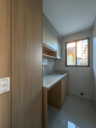 A cozinha de um imóvel em Lajeado, Brasil, mostrando armários e janela.