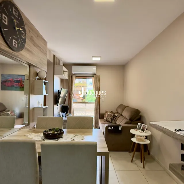 Sala de jantar e estar com decoração moderna em um imóvel no Brasil.
