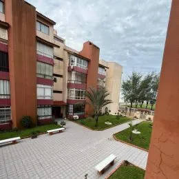 A foto mostra uma área externa pavimentada com paisagismo em um imóvel em Lajeado.