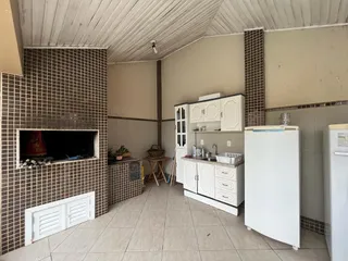 Sala com lareira e revestimento de tijolos na residência.