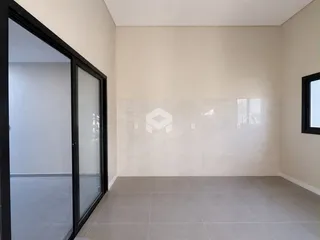 Interior de um ambiente com paredes claras e piso de cerâmica.