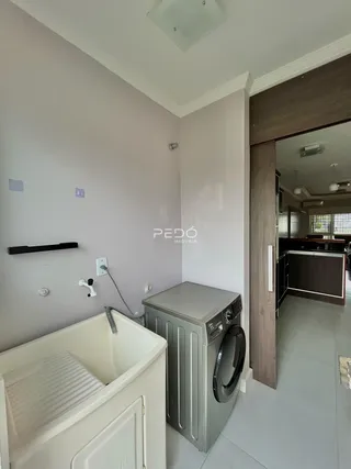 Foto de um banheiro com banheira e máquina de lavar roupa.
