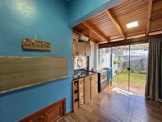 Sala de estar com acesso a um pátio externo.