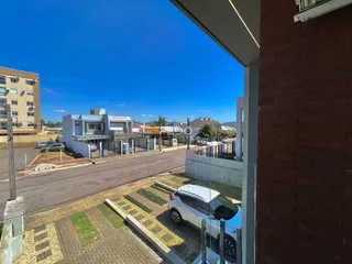 Vista externa de uma propriedade em Lajeado, Brasil, mostrando uma rua e um veículo estacionado.
