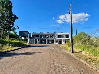Vista da fachada de uma residência em Lajeado, Brasil, vista de uma estrada de terra.