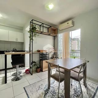 Uma área comum de uma casa em Lajeado, Brasil, com cozinha e sala de jantar integradas.