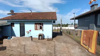 Fachada de uma casa em Lajeado, Brasil, com telhado de telhas de barro.