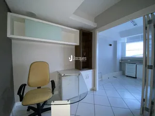 Sala de estar com móveis e portas de vidro em imóvel no Lajeado.