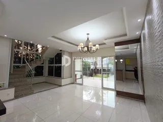Sala de estar com piso de cerâmica e grandes janelas em um imóvel em Lajeado.