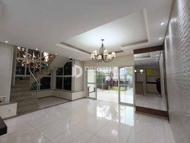 Sala de estar com piso de cerâmica e grandes janelas em um imóvel em Lajeado.