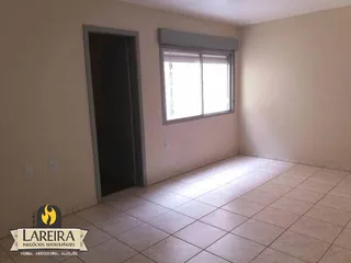 Quarto interno com porta e janela em uma residência.