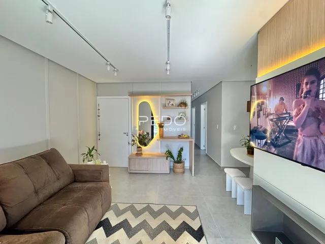 Sala de estar moderna com sofá e decoração em um apartamento no Brasil.