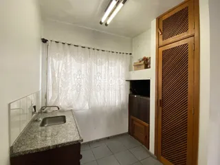 Vista de um ambiente interno com bancada e janela em uma residência.