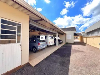 Vista externa da garagem de uma residência em Lajeado, Brasil.