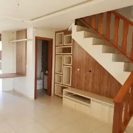 Hall de entrada com escadaria de madeira em um imóvel.