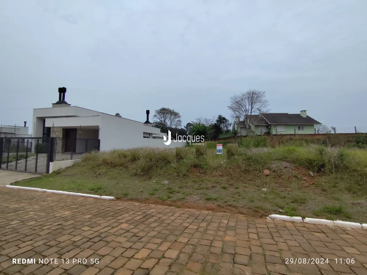 Fachada de uma propriedade em Lajeado com terreno gramado na frente.