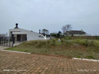 Fachada de uma propriedade em Lajeado com terreno gramado na frente.