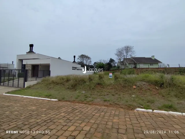 Fachada de uma propriedade em Lajeado com terreno gramado na frente.