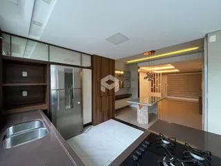 Imagem de uma cozinha moderna com armários e piso de porcelanato claro.