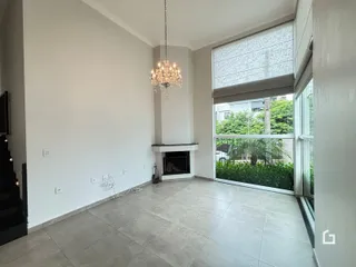 Sala de estar com piso de cerâmica e grande janela.