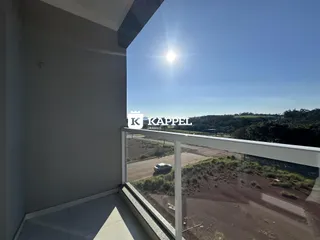 Vista panorâmica de campos abertos sob um céu azul claro.