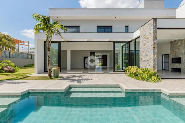 Foto da fachada de uma casa moderna com piscina em Lajeado.