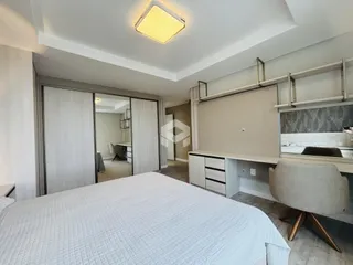 Quarto com parede clara e armário embutido.