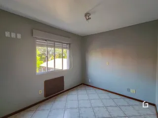 Foto de um cômodo interno com piso de cerâmica e janela.