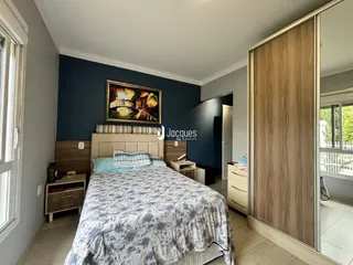 Quarto com cama e decoração em ambiente interno.