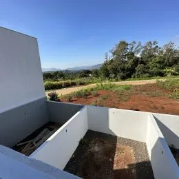 Foto da parede externa branca de uma propriedade em Lajeado, Brasil.