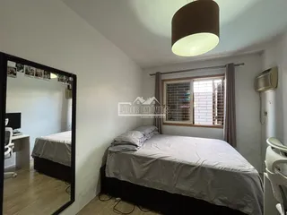 Quarto com cama e janela.