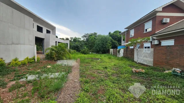 Vista externa de uma residência com jardim e vegetação ao redor.