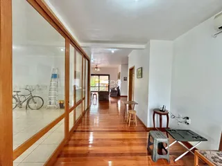 Hall de entrada com piso de madeira polida.