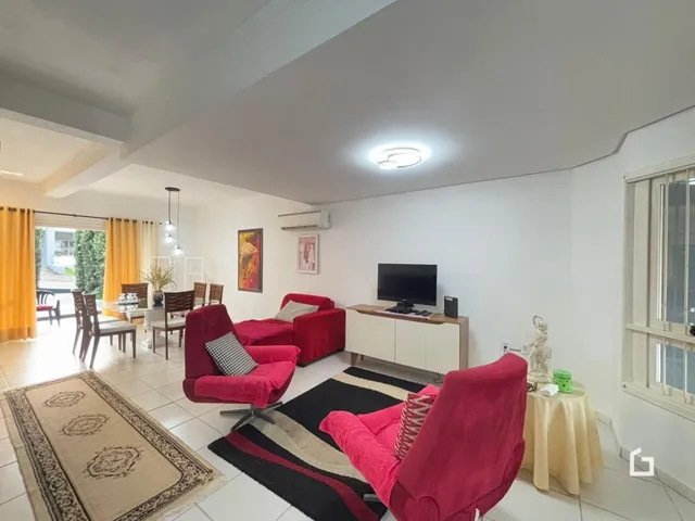 Foto da sala de estar de um imóvel em Lajeado, Brasil.