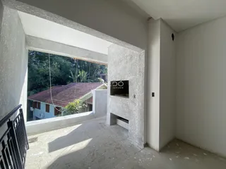 Vista externa de uma casa através de uma abertura no interior da propriedade.