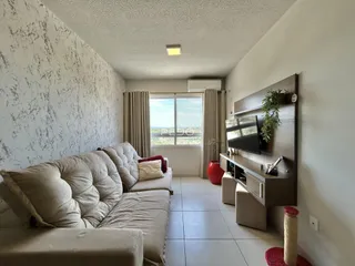 Sala de estar com sofá e janela em um imóvel no Brasil.