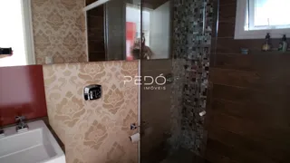 Interior de um banheiro com revestimento de parede e banheira.