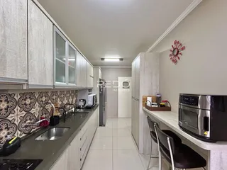 Vista da cozinha e área de passagem de um imóvel em Lajeado, Brasil.