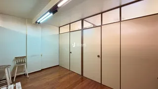 Vista interna de um corredor com portas em uma residência.