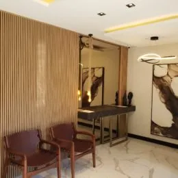 Ambiente interno com painel de madeira e piso claro.